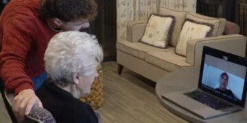 Video/ 'Kurrë nuk kam përjetuar diçka të tillë më parë', Robbie Williams befason fansen e tij 94-vjeçare