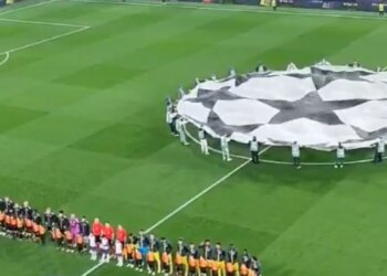 Video: Ngjarje komike gjatë ndeshjes së Champions League, himni i Europa League luhet në stadium