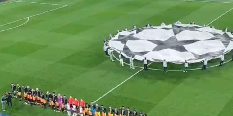 Video: Ngjarje komike gjatë ndeshjes së Champions League, himni i Europa League luhet në stadium