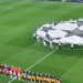 Video: Ngjarje komike gjatë ndeshjes së Champions League, himni i Europa League luhet në stadium
