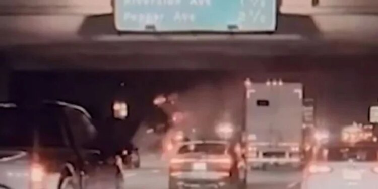 Video/ Një kamionçinë "fluturon" mbi autostradë dhe përfundon mbi një tjetër automjet në Kaliforni