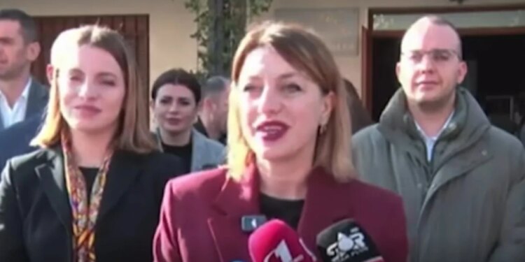 Video: Prefektja e Shkodrës kërkon falje pas ngatërresti me urimin për Krishtlindje, gazetarët e kujtojnë se po transmetohet drejtpërdrejt.