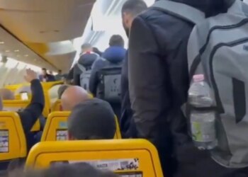 Video/ Sherr i paprecedentë në ajër mes tifozëve dhe lojtarëve të skuadrës italiane për shkak të humbjes turpëruese.