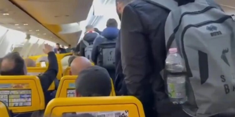 Video/ Sherr i paprecedentë në ajër mes tifozëve dhe lojtarëve të skuadrës italiane për shkak të humbjes turpëruese.