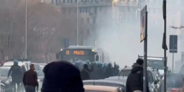 Video/ Tifozët e Interit dhe Genoas përplasen në kaos jashtë stadiumit para ndeshjes së Serie A