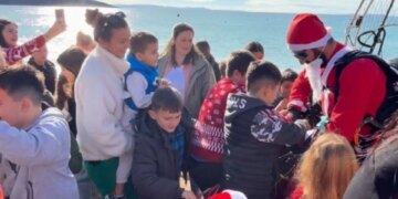 Vitin e kaluar përmes ujit, këtë vit përmes ajrit, Babagjyshi bëri surprizën për fëmijët në shëtitoren e Himarës.