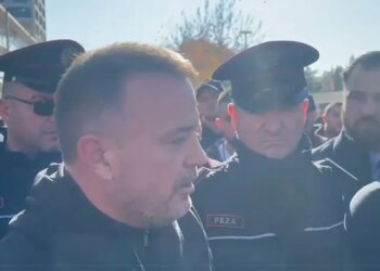 Vlora pa ujë për 4 ditë/ Kryetari i AKU-kut: “O vllai, do më dëgjosh” – Protestuesve u premtohet rifillimi i furnizimit pas mesnatës.