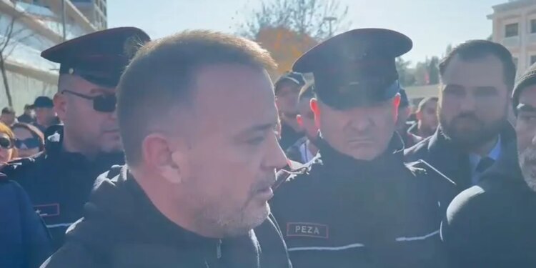 Vlora pa ujë për 4 ditë/ Kryetari i AKU-kut: “O vllai, do më dëgjosh” – Protestuesve u premtohet rifillimi i furnizimit pas mesnatës.