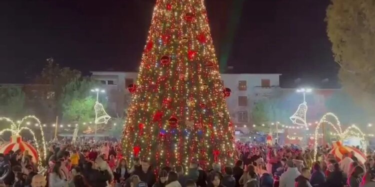 Vlorë, festa e fundvitit fillon me ndezjen e dritave të pemës, kryetarja e re e bashkisë merr pjesë në këtë ngjarje festive.
