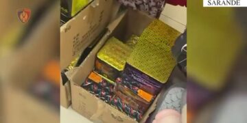 Zbulojnë 982 fishekzjarre dhe 250 kuti kapsollash në Sarandë, pronarët e dy bizneseve përballen me procedim penal.