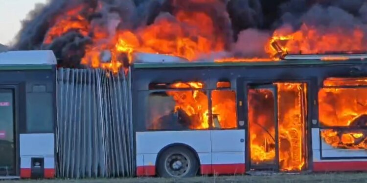 Zjarr i madh në Fllakë të Durrësit, policia bën të ditur: Disa autobusë të vjetër janë përfshirë nga flakët.