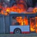 Zjarr i madh në Fllakë të Durrësit, policia bën të ditur: Disa autobusë të vjetër janë përfshirë nga flakët.