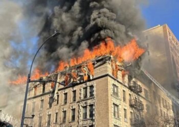 Zjarr në një ndërtesë në Manhattan, banorët evakuohen, 140 zjarrfikës angazhohen në operacionin për shuarjen e flakëve.