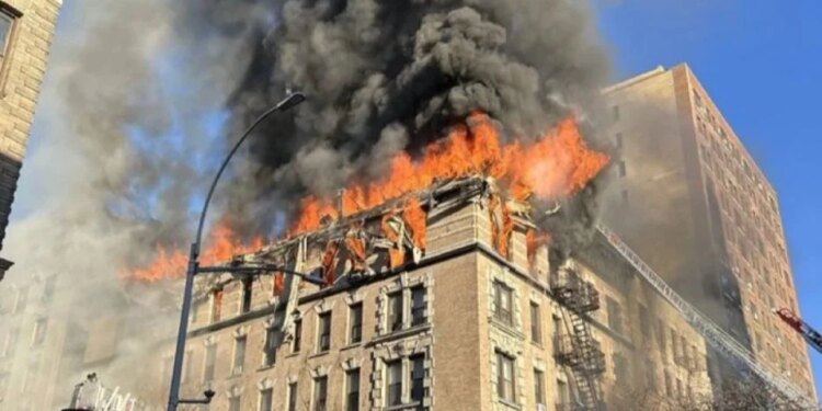 Zjarr në një ndërtesë në Manhattan, banorët evakuohen, 140 zjarrfikës angazhohen në operacionin për shuarjen e flakëve.