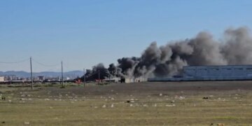 Zjarri përfshin një biznes në Fllakë, shërbimet zjarrfikëse janë nisur për të intervenuar.