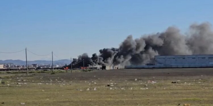 Zjarri përfshin një biznes në Fllakë, shërbimet zjarrfikëse janë nisur për të intervenuar.
