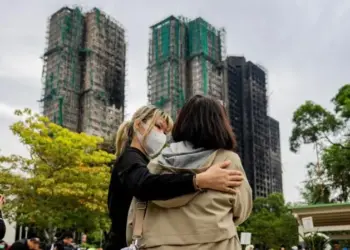 Zjarri tragjik shkaktoi vdekjen e 159 individëve, Hong Kongu urdhëron ndalimin e përdorimit të skelave.