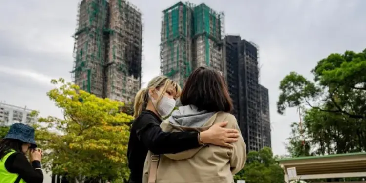 Zjarri tragjik shkaktoi vdekjen e 159 individëve, Hong Kongu urdhëron ndalimin e përdorimit të skelave.