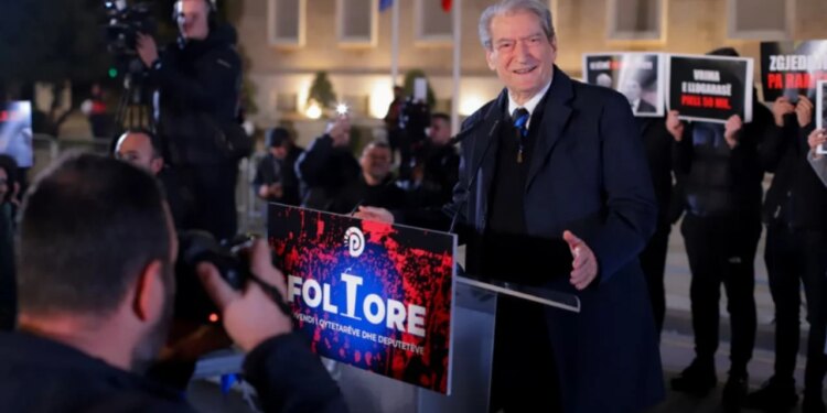 ‘Foltorja’ e PD-në para Kryeministrisë, policia kufizon disa rrugë