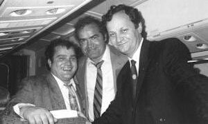 “‘Nëse nuk e zëvendësoni flamurin e grisur brenda 14 orëve, do të shkarkoheni.’ Mitro Çela rrëfen ngjarjen me Azemin pas kthimit nga Greqia: Policët me mustaqe na u paraqitën kur…”