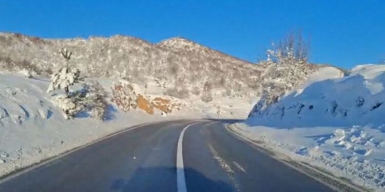 08:42

Moti i ftohtë në Qarkun Elbasan, temperatura arrin -15 gradë Celsius

Qarku i Elbasanit mbetet nën ndikimin e motit të acartë, me temperatura jashtëzakonisht të ulëta, ku në zonat malore ato kanë rënë nën -10°C.