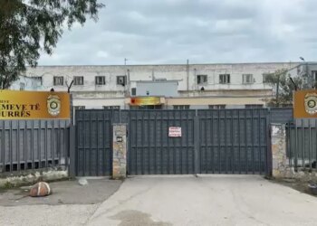 15:23

LAJM I FUNDIT/ Arrestohet Indrit Cërloj, një ditë pas shkarkimit nga pozita si drejtues i burgut të Durrësit, në lidhje me arratisjen e Altin Ndocit. VIJON…