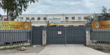 15:23

LAJM I FUNDIT/ Arrestohet Indrit Cërloj, një ditë pas shkarkimit nga pozita si drejtues i burgut të Durrësit, në lidhje me arratisjen e Altin Ndocit. VIJON…