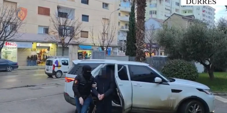 16:45
Ish-drejtori i burgut të Durrësit arrestohet, duke u shoqëruar në komisariat. I kapur dhe ndaluar, ish-drejtori i IEVP Durrës ka marrë një masë sigurie po ashtu edhe doktoreshja e institucionit.