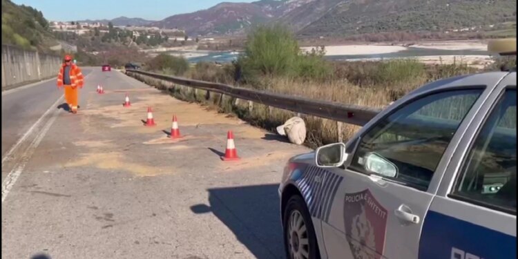 19:50
Bilanci i aksidenteve rritet, shkak shkeljet e rregullave të qarkullimit, përdorimi i telefonit dhe alkooli gjatë drejtimit
Mungesa e gjumit, konsumimi i alkoolit dhe shpërqendrimi nga telefoni janë shpesh faktorë që kontribuojnë në aksidente fatale, veçanërisht gjatë periudhave festive.