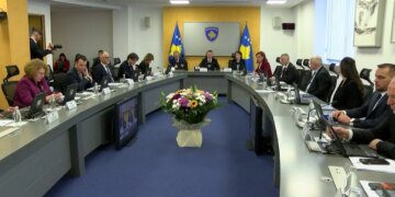 “2025, vit i përparësive politike”/ Ekspertët në Kosovë: Pasojat e krizës vazhdojnë, pritet kthimi në fokusin e interesave qytetare