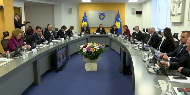 “2025, vit i përparësive politike”/ Ekspertët në Kosovë: Pasojat e krizës vazhdojnë, pritet kthimi në fokusin e interesave qytetare