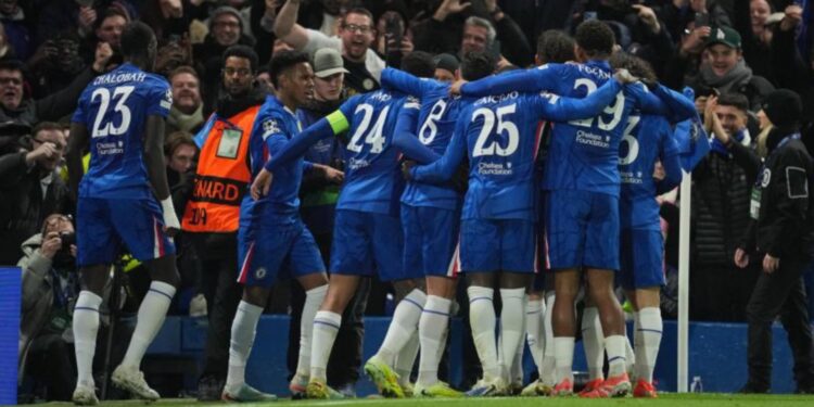 22:55

Arsenali triumpfon ndaj Chelseat, që përballet gjithashtu me gripin

Ndeshja e dytë e Liam Rosenior si trajner i Chelseat përfundoi me humbjen 2-3 ndaj Arsenalit në gjysmëfinalen e parë të Kupës së Ligës. Sidoqoftë, kjo disfatë nuk ishte lajmi i vetëm i keq për ekipin blu; sipas tabloidit britanik ‘The Sun’, gripi ka prekur një numër të konsiderueshëm lojtarësh në skuadër.