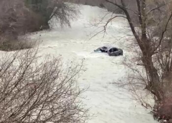 24-vjeçari nga Klosi arrestohet pas rënies në përrua me automjetin që drejtonte, duke mos e ndihmuar pasagjerin.