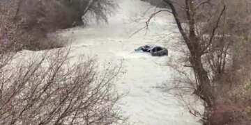 24-vjeçari nga Klosi arrestohet pas rënies në përrua me automjetin që drejtonte, duke mos e ndihmuar pasagjerin.