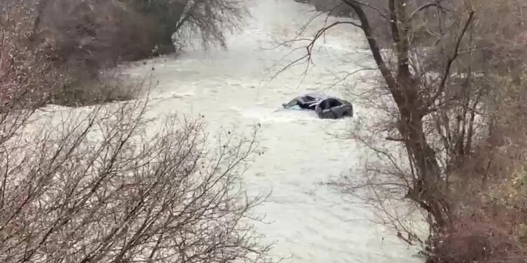 24-vjeçari nga Klosi arrestohet pas rënies në përrua me automjetin që drejtonte, duke mos e ndihmuar pasagjerin.