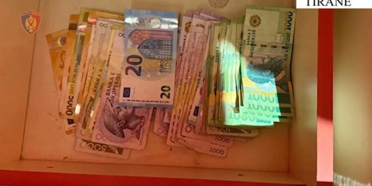 30-vjeçari nga Tirana arrestohet pas kërcënimit me thikë të punonjëseve dhe vjedhjes së xhirove ditore në tre biznese.