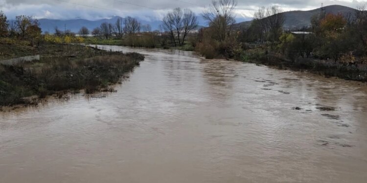 400 familje të izoluara, gjashtë fshatra në Bashkinë Maliq të bllokuara nga shembja e urës. Fermerët e zonës kërkojnë dëmshpërblime për dëmet e shkaktuara nga dy përmbytje brenda dy muajve.