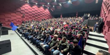 Mbështetje masive/ Ervin Salianji mbush Pallatin e Kulturës së Lezhës me simpatizantë të PD-së