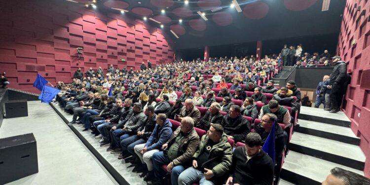 Mbështetje masive/ Ervin Salianji mbush Pallatin e Kulturës së Lezhës me simpatizantë të PD-së