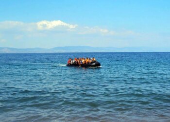 50 emigrantë kanë humbur kontaktin pas mbytjes së një varke në Mesdhe, ndërsa një pasagjer është shpëtuar nga një anije tregtare.