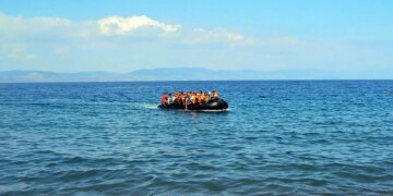 50 emigrantë kanë humbur kontaktin pas mbytjes së një varke në Mesdhe, ndërsa një pasagjer është shpëtuar nga një anije tregtare.