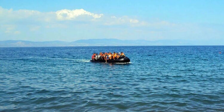 50 emigrantë kanë humbur kontaktin pas mbytjes së një varke në Mesdhe, ndërsa një pasagjer është shpëtuar nga një anije tregtare.