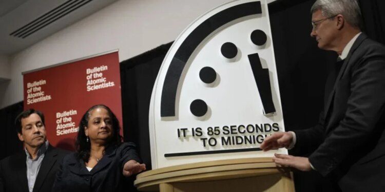 "85 sekonda para mesnatës", shkencëtarët shpallin "Orën e Apokalipsit" për njerëzimin