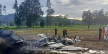 Aeroplani pëson aksident pas ngritjes nga pista, gjashtë të vdekur, përfshirë një këngëtar të njohur.