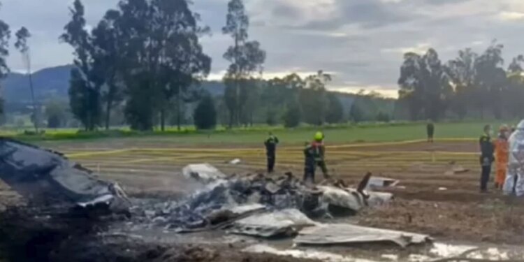 Aeroplani pëson aksident pas ngritjes nga pista, gjashtë të vdekur, përfshirë një këngëtar të njohur.