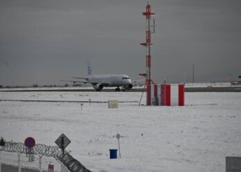 Aeroportet e Budapestit, Pragës dhe Bratislavës rikthehen në operim pas pezullimit të aktiviteteve për shkak të kushteve të këqija atmosferike.