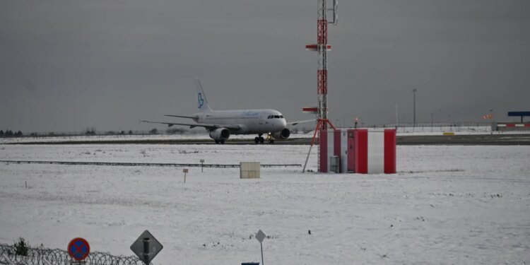 Aeroportet e Budapestit, Pragës dhe Bratislavës rikthehen në operim pas pezullimit të aktiviteteve për shkak të kushteve të këqija atmosferike.