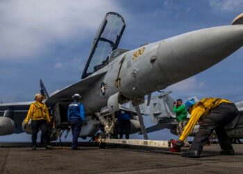 Ajatollahu në tension/ Aeroplanmbajtësja amerikane arrin në Lindjen e Mesme, Teherani në vigjilje të situatës detare