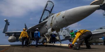 Ajatollahu në tension/ Aeroplanmbajtësja amerikane arrin në Lindjen e Mesme, Teherani në vigjilje të situatës detare