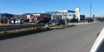 Aksident në rrugën Peqin–Rrogozhinë, dy automjete përplasen dhe tre persona lëndohen rëndë.